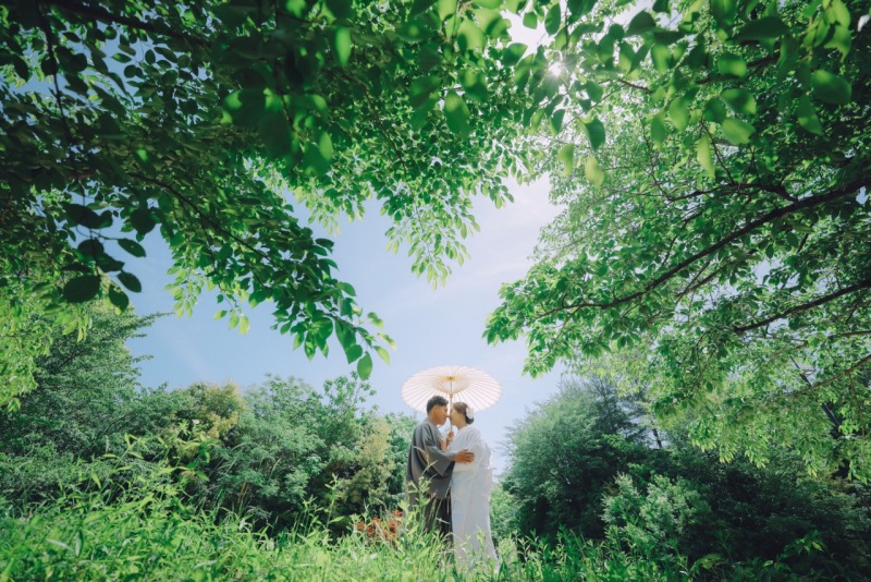 新緑達がお二人を囲む美しい額縁に