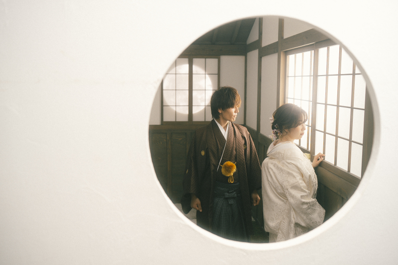 中庭に繋がる猪目窓から・・・