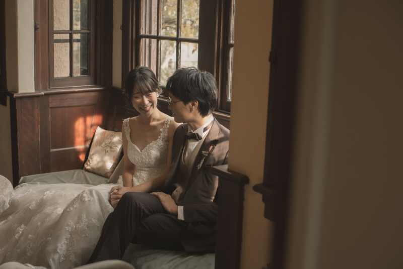 ソファに腰掛けて