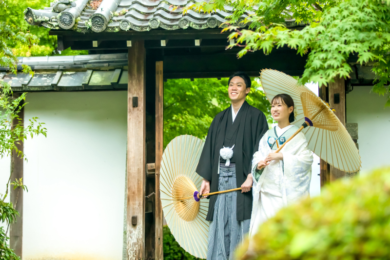 撮影当日は少し雨模様で、和傘が大活躍