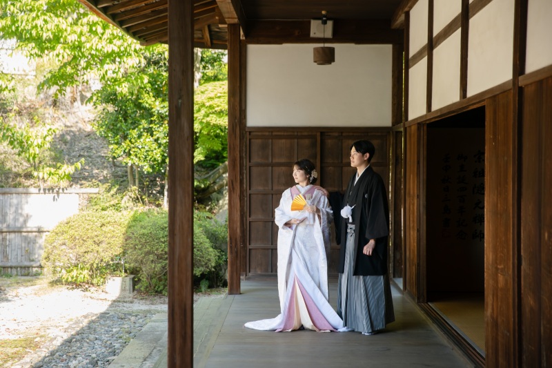 中庭を見つめるお二人