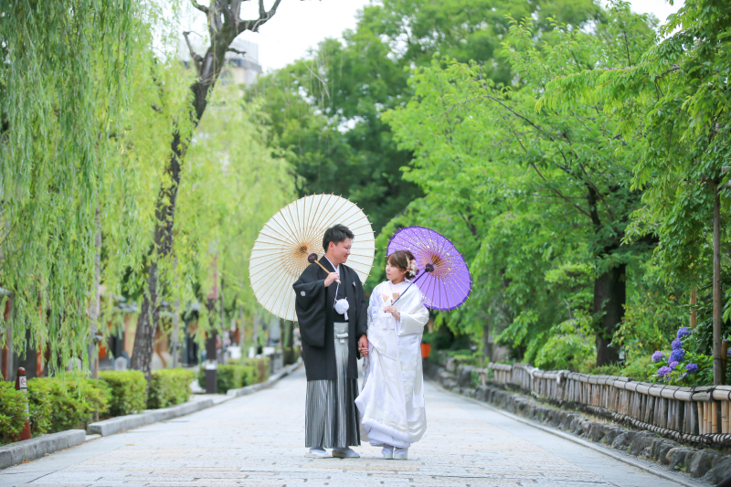 和傘を持って…