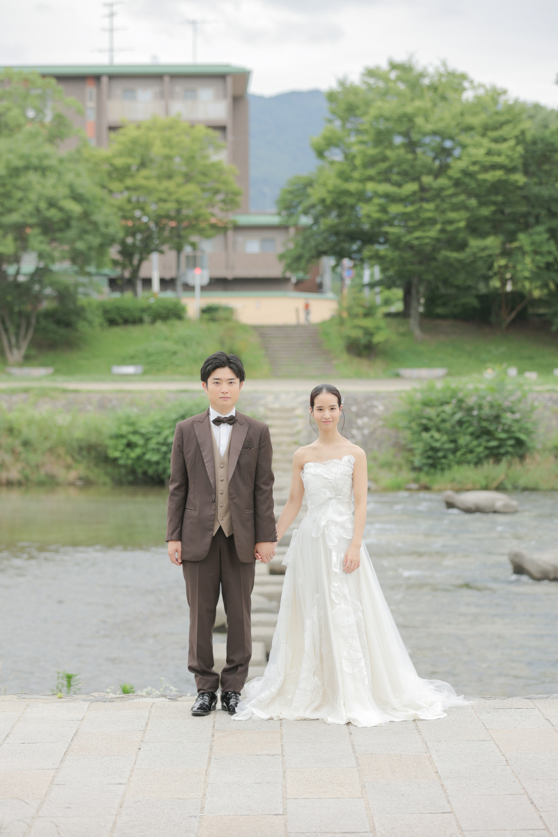 飛石をバックに