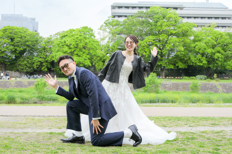 楽しげなポーズでご登場!