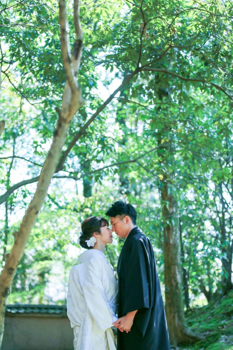 手を繋いで、寄り添って…