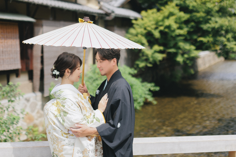 キラキラした日差しの中新郎新婦様は和傘をさして。