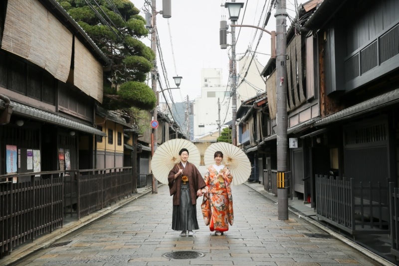 歴史ある街並みを歩きながら、