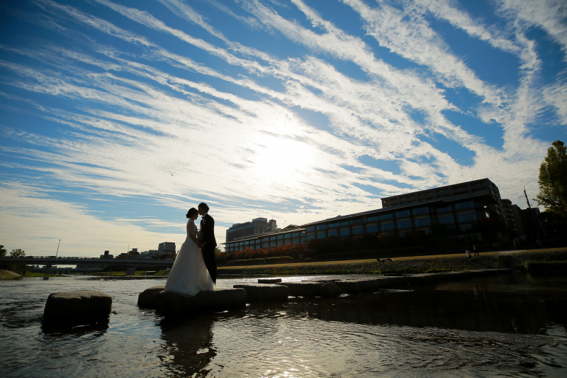 秋晴れの青空と優しい陽射しに輝く鴨川。
