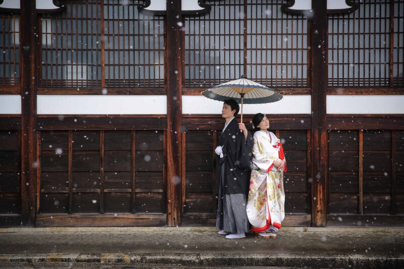 雪降る境内にて