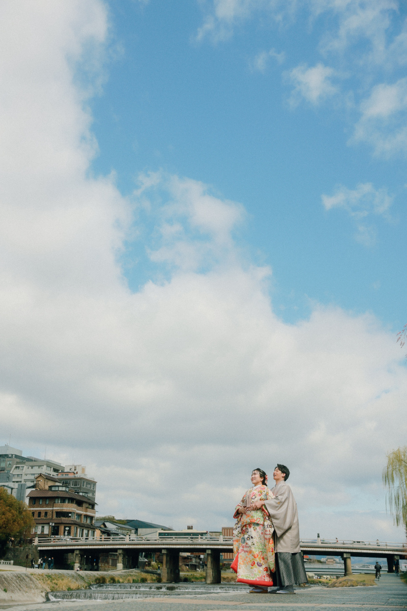 晴れた空の下、ゆったりした鴨川の雰囲気と共に