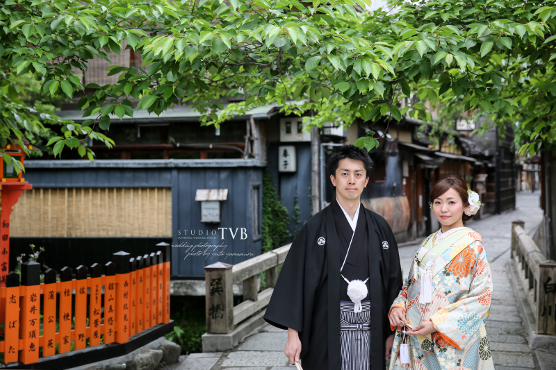 巽橋を背景に、、