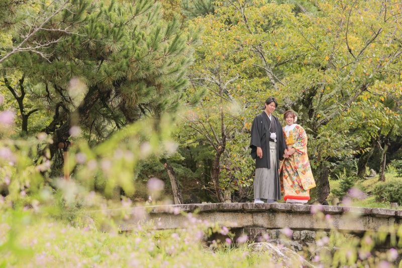 木や花に囲まれて