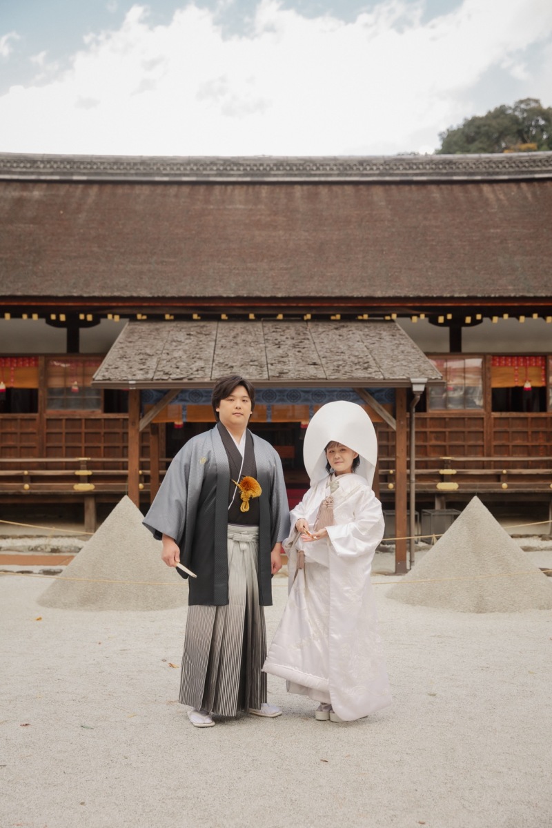 細殿の前で立ち姿