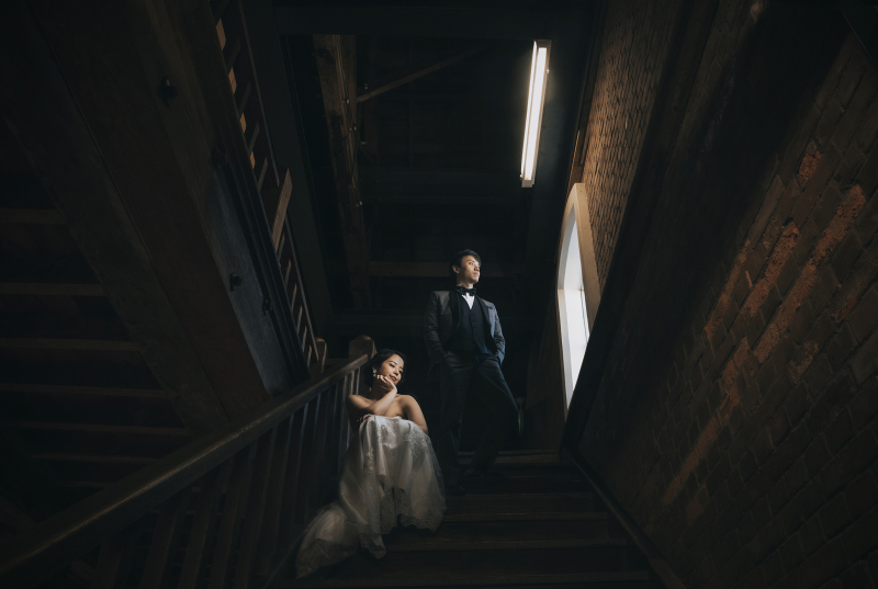 階段を使ってのウェディングフォト。