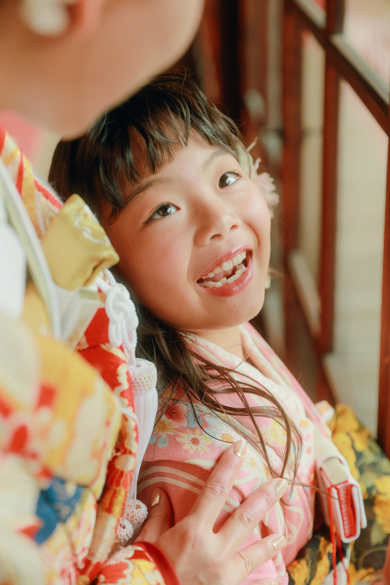 新婦様を見上げるお子様の表情