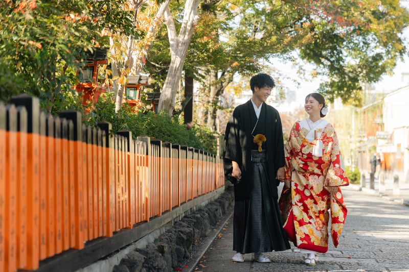 朱色の玉垣と桜の紅葉と