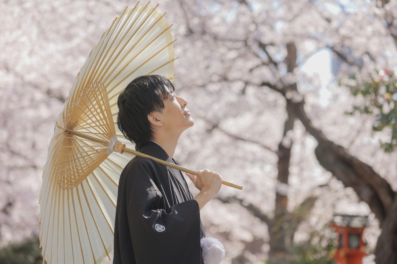 和傘を肩にかける自然なカット！