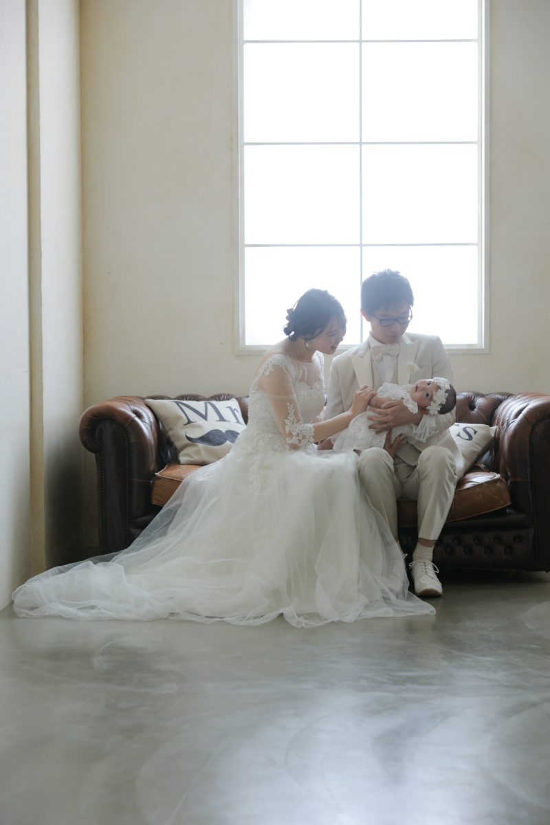 ソファーに座って