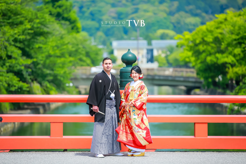 鮮やかな朱色の橋で。