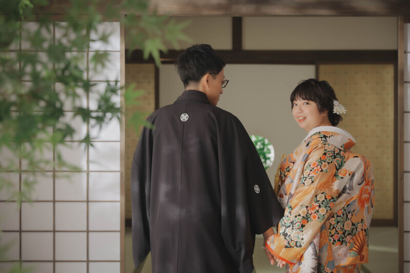 振り向く瞬間も。