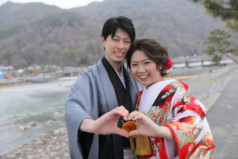 渡月橋を背景に。