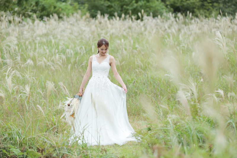 真っ白なウェディングドレスで。