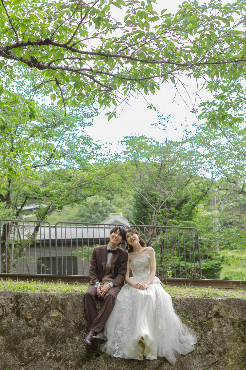 新緑に囲まれて仲良く並んで