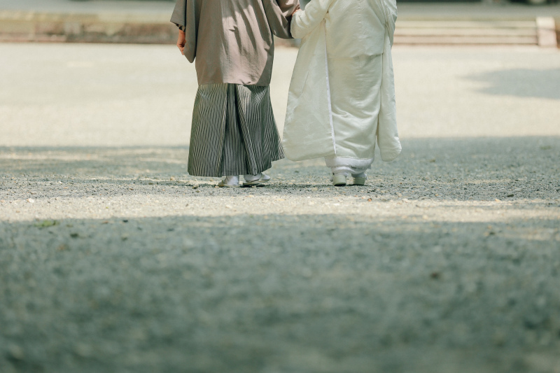 歩みを進めるお足元の写真からは