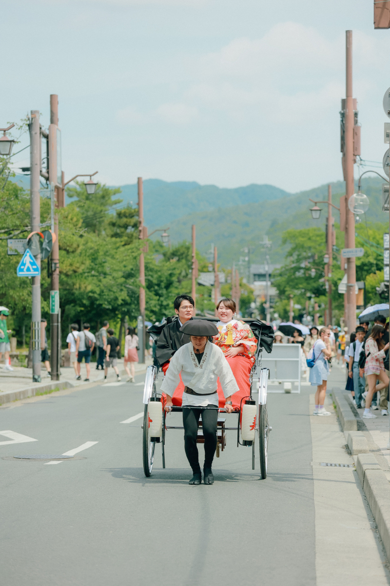 次にお二人は人力車で嵐山の街中へ。
