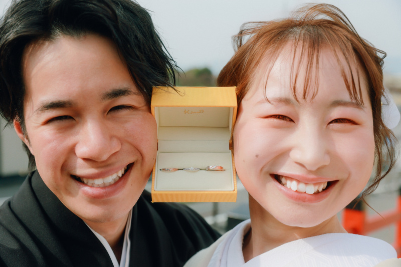 指輪ケースを挟んでパシャリ