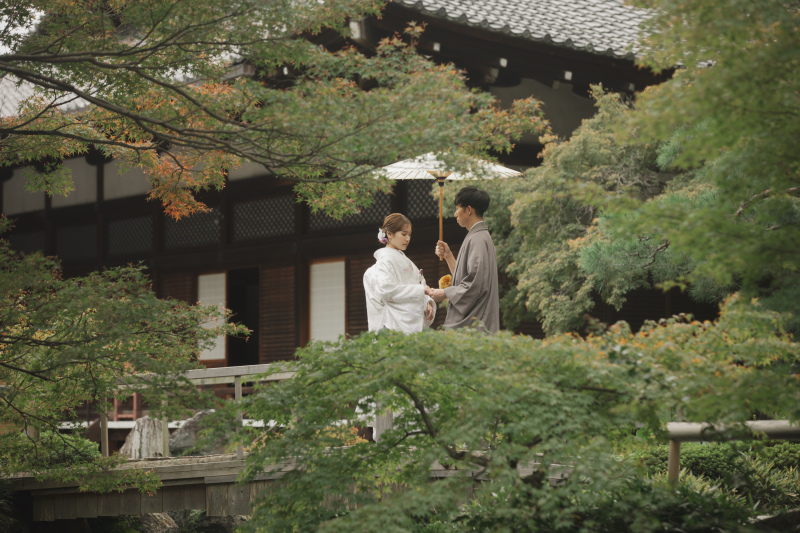 お庭では、自然光に包まれたやさしいカットを撮影