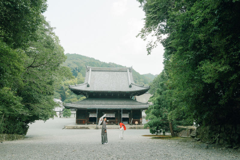 泉涌寺の力強い背景がお二人の背中を押してくれる