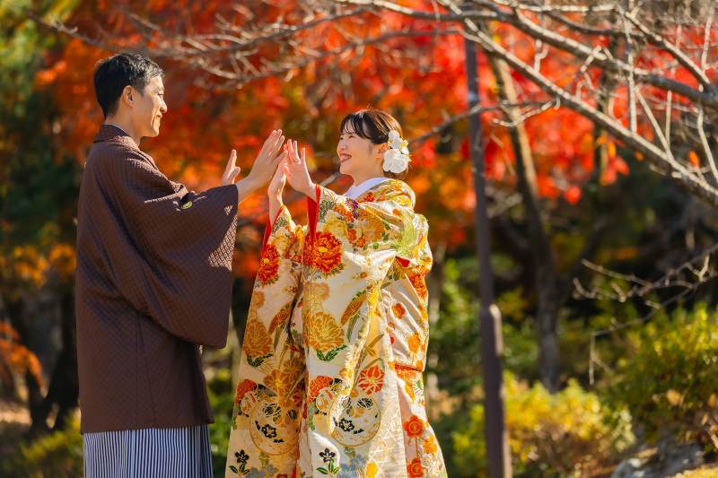 色とりどりの葉の中でお二人が仲良く遊ぶシーン
