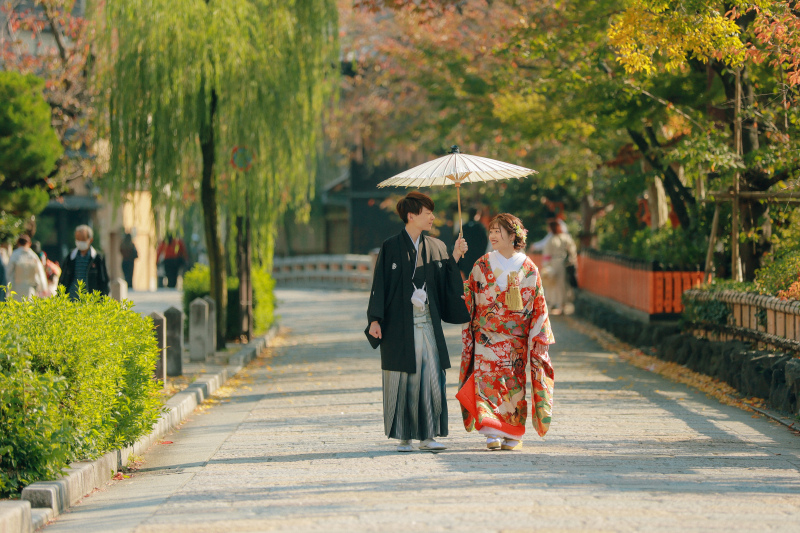 和傘を差して祇園の街並みを歩く