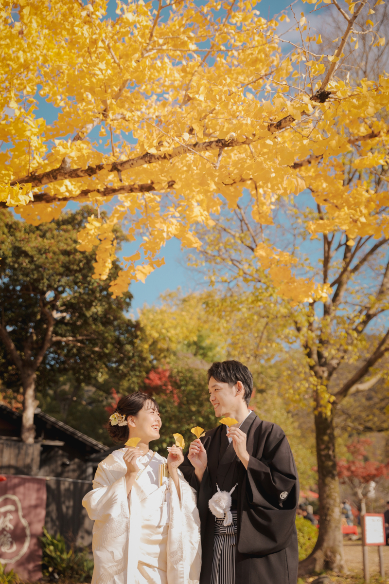 銀杏の木の下でのかわいいポージング。