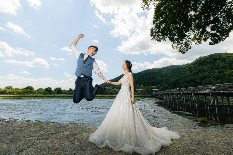 渡月橋を背に思いっきり。