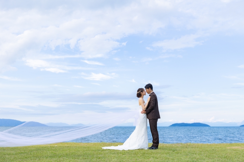 風になびくベールと