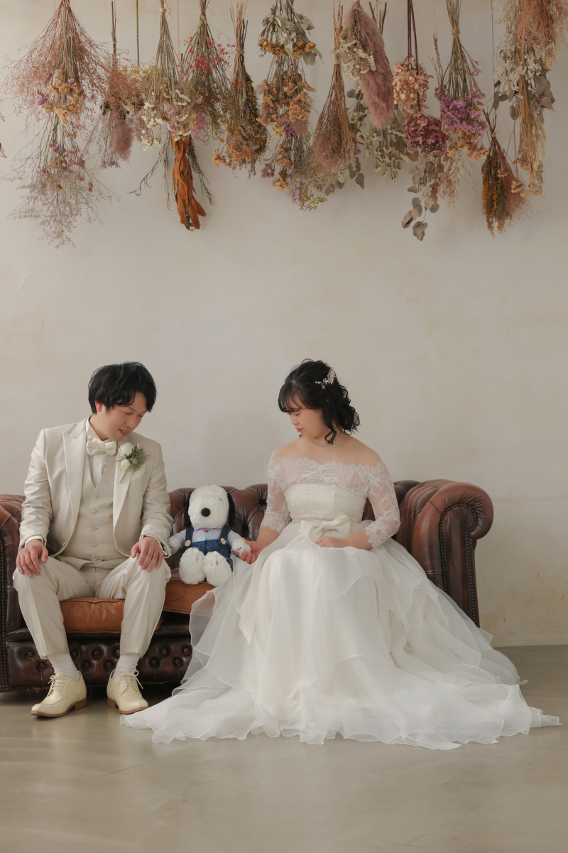 ソファにかけてリラックスムードのカット