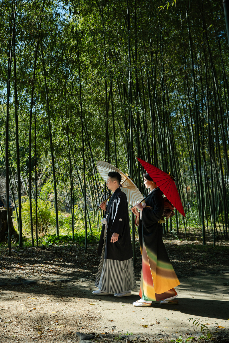 お二人は竹林の中を少しお散歩