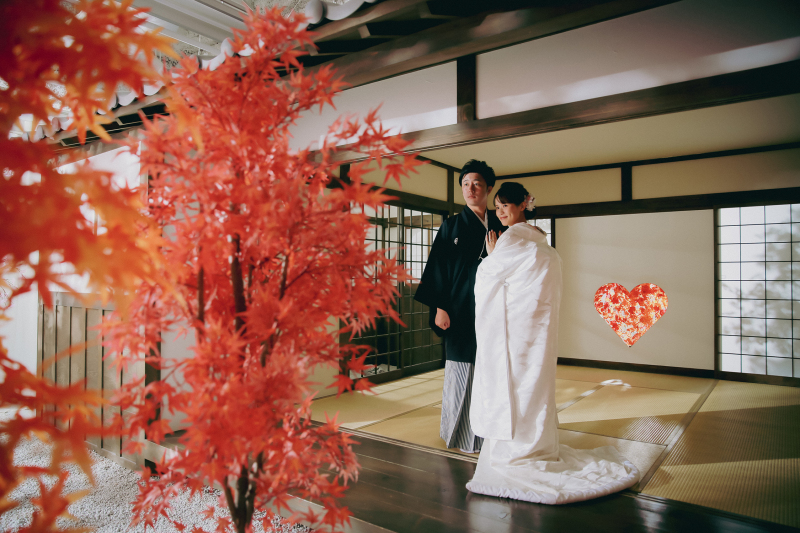 紅葉の庭を臨んで。