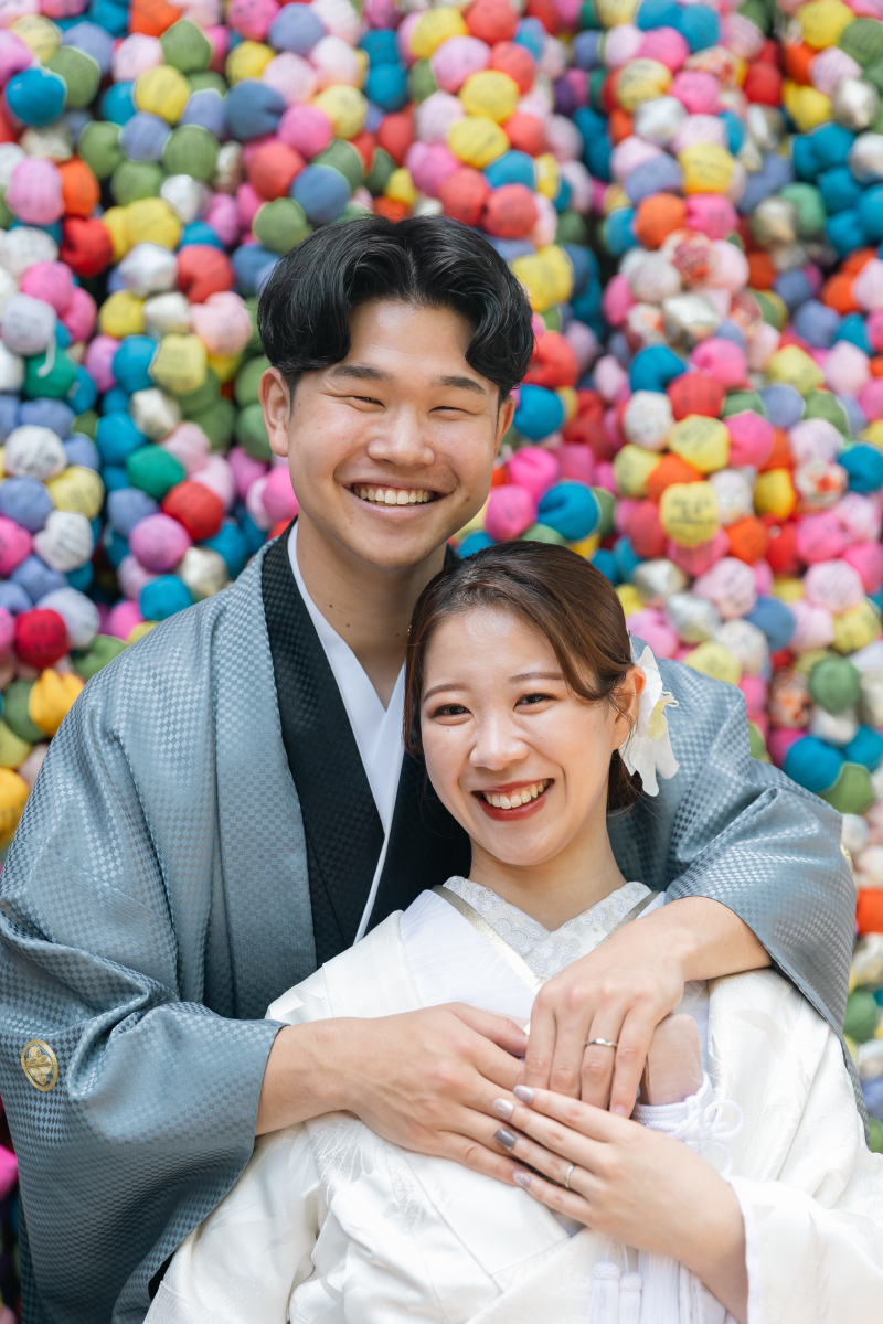 くくり猿の前で