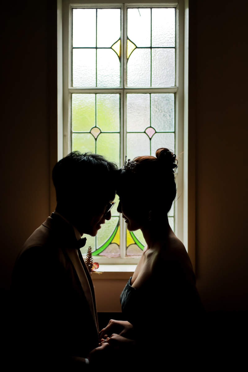 ステンドグラスのクラシカルな雰囲気を背景に