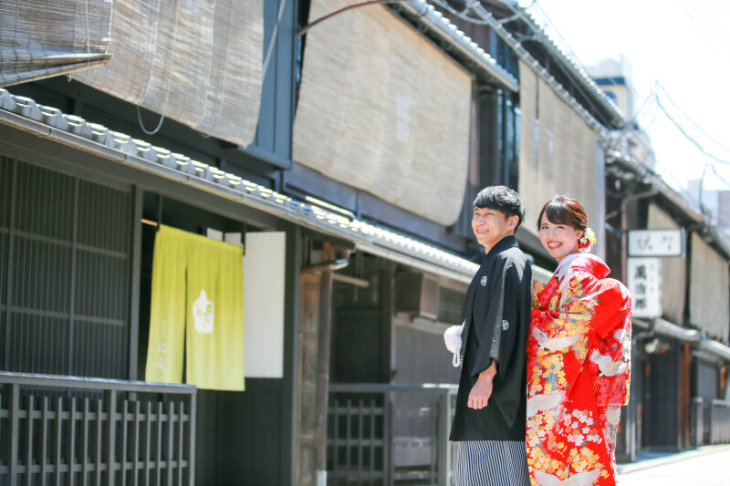 京都祗園の街並みで。