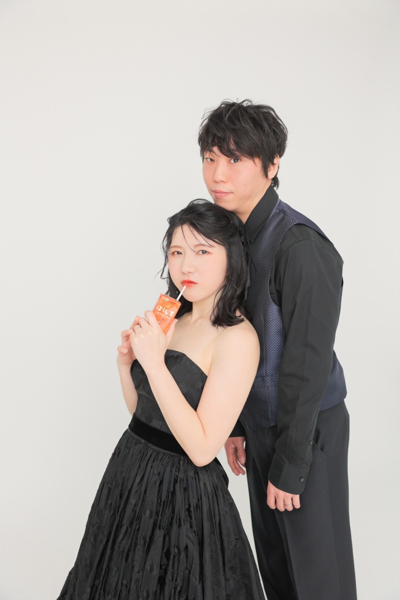 ラストはほうじ茶を手に新郎様にもたれかかる新婦様