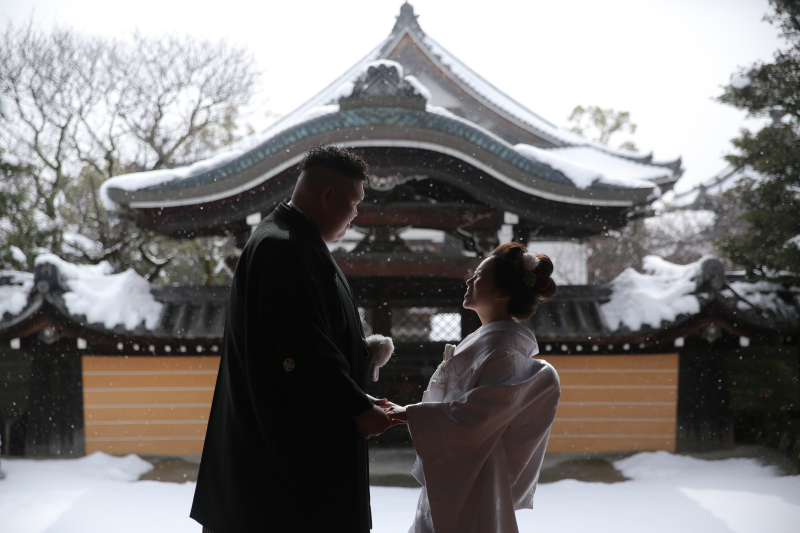 見つめ合う2人のシルエット