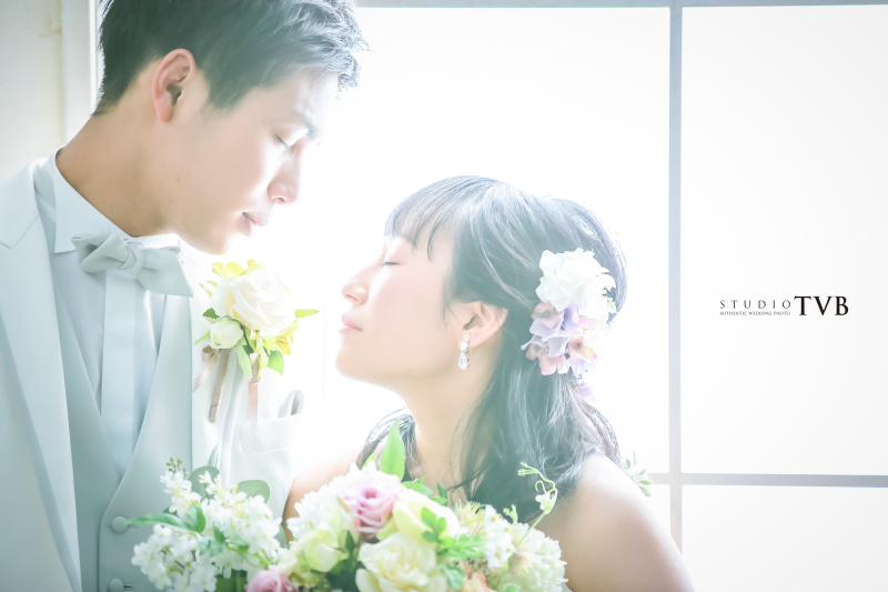 窓から差し込む光で。