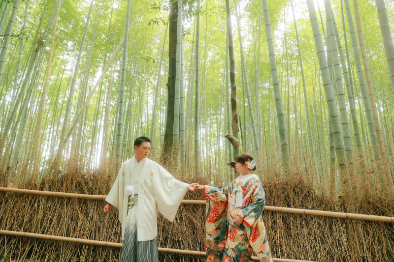 新郎新婦は色打掛と白紋付の装いで