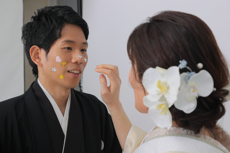コンフェッティのあとは顔に貼ってもらいます