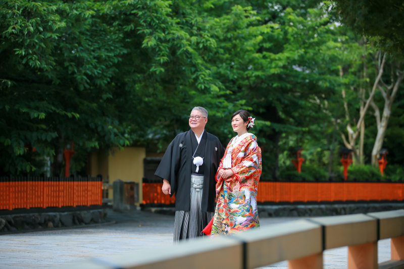 新緑も朱色の玉垣も綺麗なウェディングフォト！