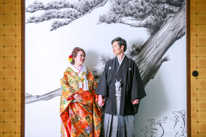 松の水墨画前で。